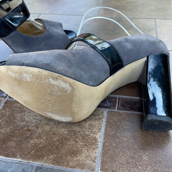 MICHAEL Michael Kors Open Toe Grey and Black Chunky Heels - Picture 7 of 11